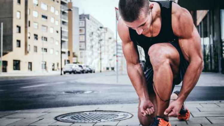 Jogger die uitgeput is - teveel suiker kan sporten moeilijker maken
