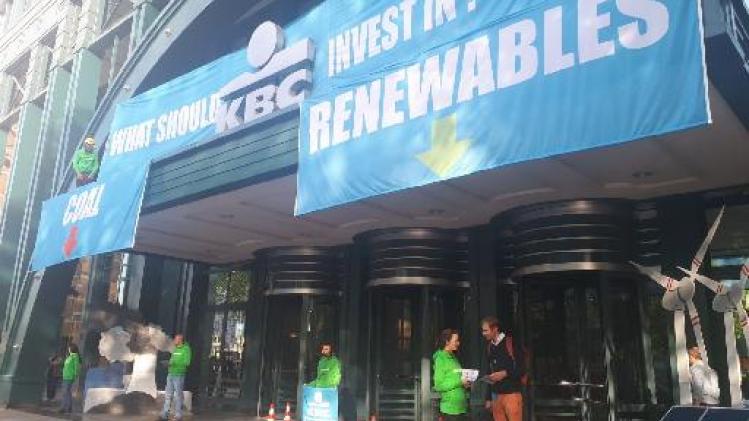 Greenpeace voert actie aan hoofdzetel KBC tegen financiering steenkoolindustrie