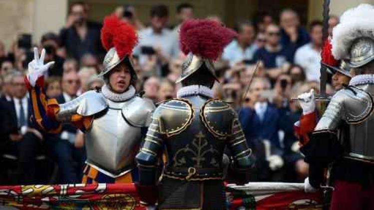 Rekruten van de Pauselijke Zwitserse Garde leggen de eed af in het Vaticaan