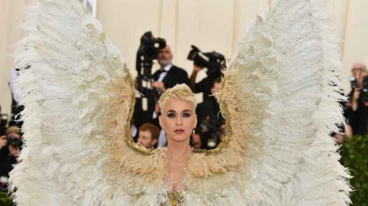 Zangeres Katy Perry als engel op het Met Gala