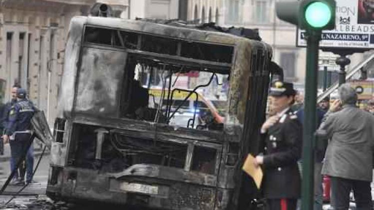 Paniek in centrum van Rome door brandende bus naast Trevi-fontein