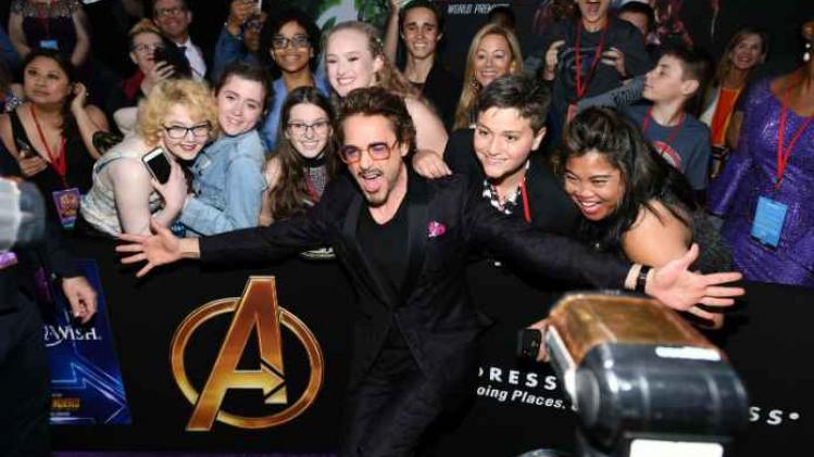 Robert Downey Jr laat samen met andere Avengers sterren een matching tattoo zetten