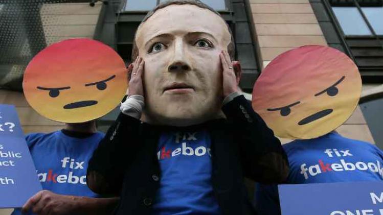 Facebook Mark Zukerberg met boze emoticons - studie linkt terrorisme aan facebook