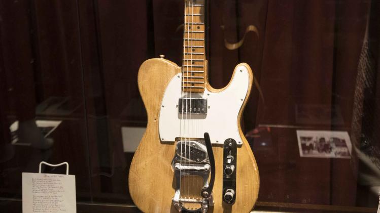 Eerste gitaar waarmee 'elektrische' Bob Dylan tourde, verkocht voor 495.000 dollar