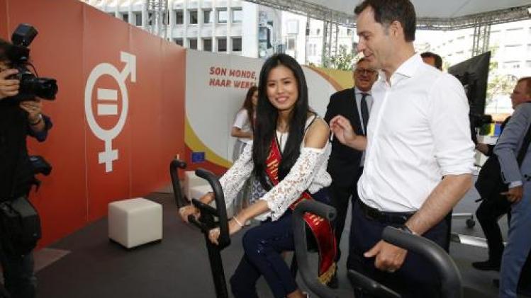 Minister De Croo en Miss België fietsen tegen man-vrouwongelijkheid