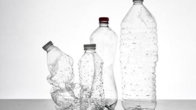 Plastic dopjes moeten straks vastzitten aan drankflessen
