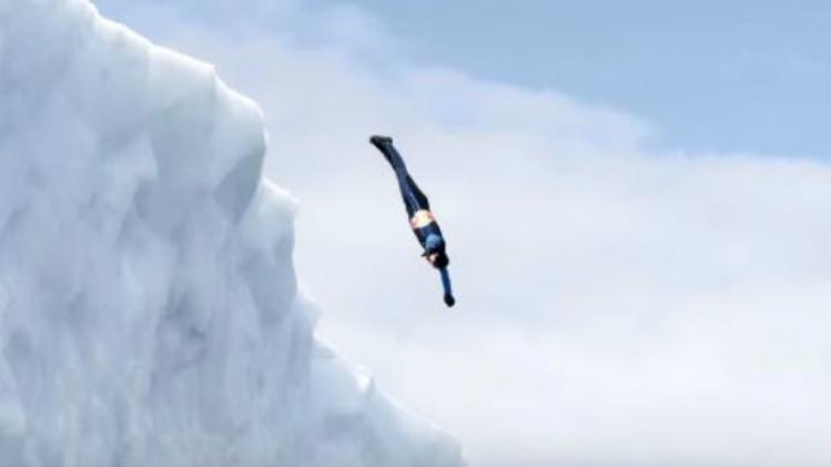 Man duikt van klif op Antarctica
