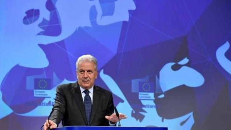 EU-commissaris Avramopoulos brengt eerbetoon aan slachtoffers schietpartij