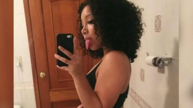 Selfie van jonge vrouw trekt de aandacht, maar niet voor de reden die je denkt