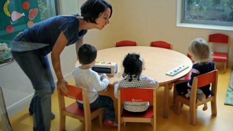 Vlaamse kinderopvang te duur en te complex voor kwetsbare gezinnen