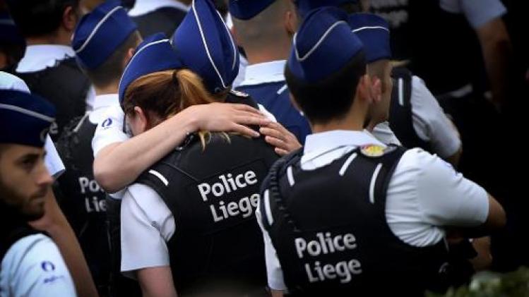 Duizendtal politieagenten volgen uitvaart doodgeschoten collega's op groot scherm