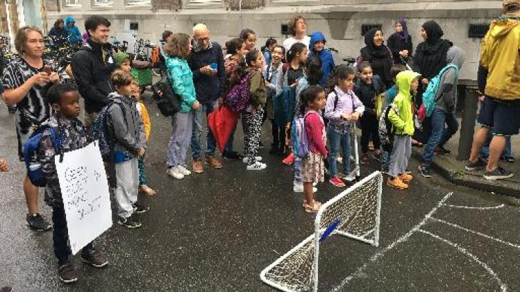 Antwerpse politici voetballen mee voor schone lucht aan basisschool De Evenaar