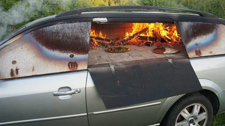 Kunstenaar tovert auto om tot pizza-oven