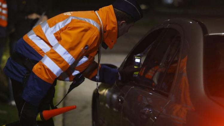 Agent houdt vrouwen tegen voor telefoonnummer