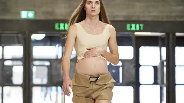 Zwangere mannen schitteren op catwalk