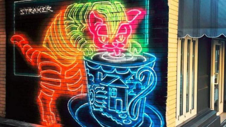 IN BEELD. Straatkunstenaar maakt neonlichten uit verf