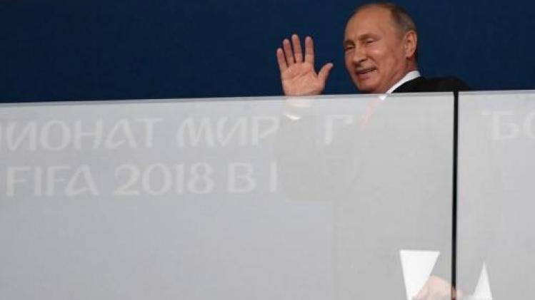 Poetin belt Russische bondscoach Cherchesov op tijdens persconferentie met felicitaties