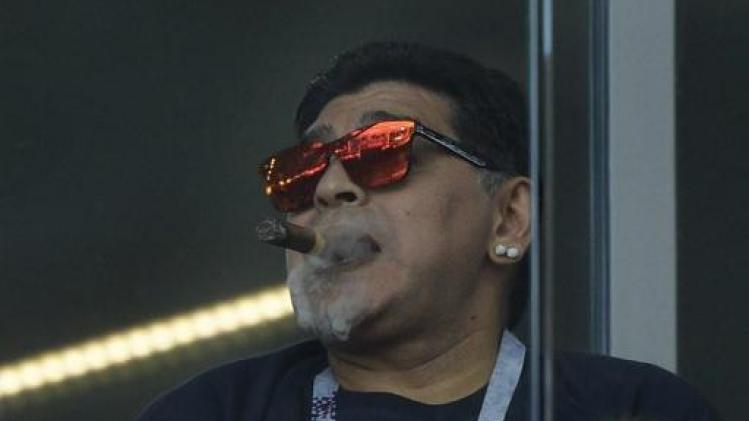 Maradona excuseert zich voor roken van sigaar in stadion