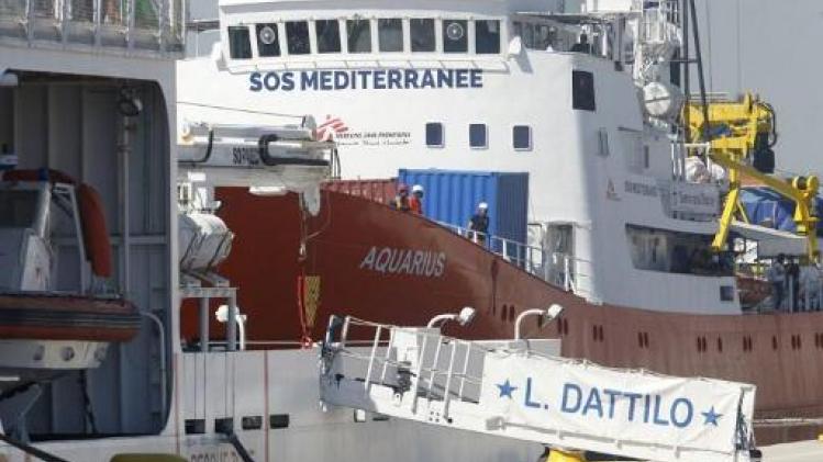 Reddingsschip Aquarius in de haven van Valencia aangekomen