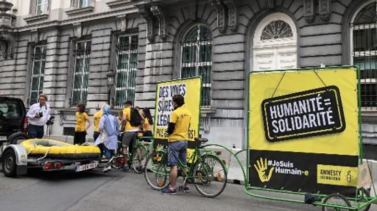 Amnesty brengt 65.000 handtekeningen in rubberboot naar premier