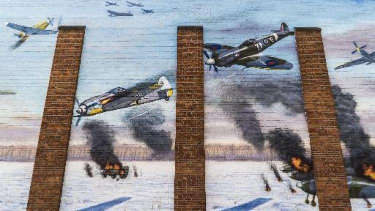 Muurschildering herdenkt een van de laatste grote luchtgevechten van WOII
