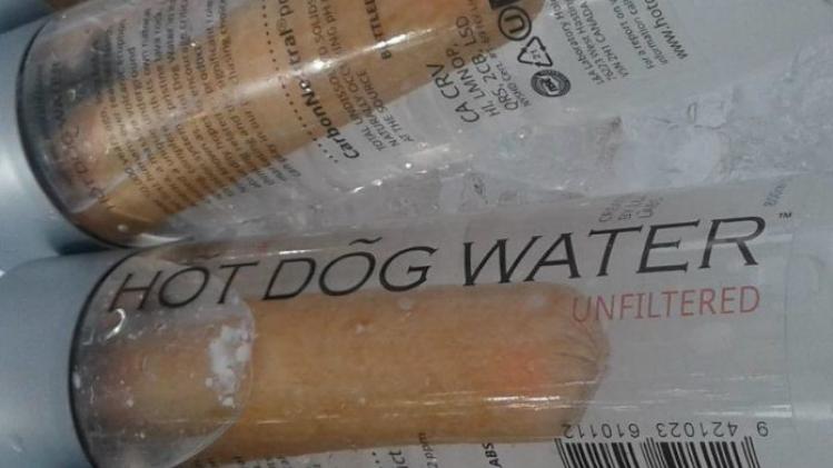 Man verkoopt hot dog water