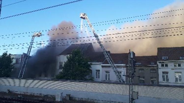 Brand in loods in Schaarbeek: brand onder controle