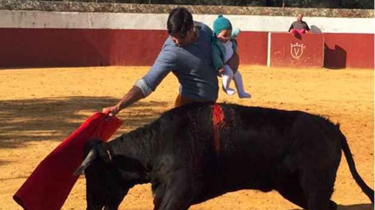 Spanje woest op stierenvechter met baby