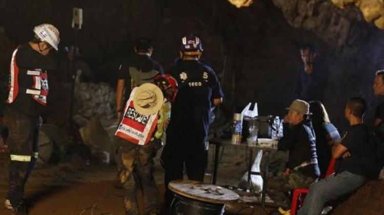 Twaalf jonge voetballers geblokkeerd in grot in Thailand