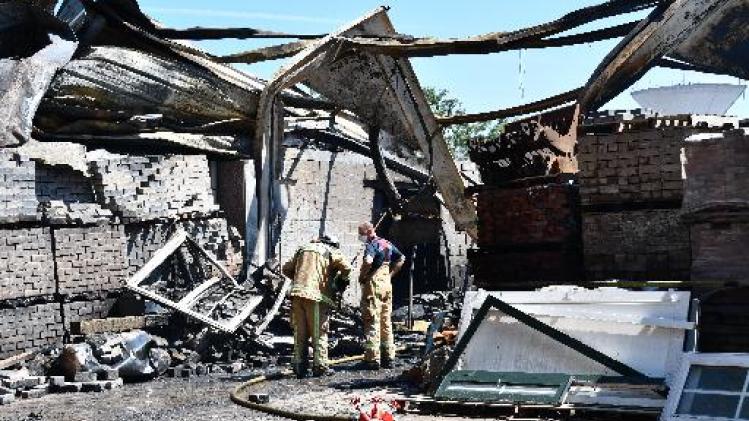 Vier bedrijven in Peer volledig verwoest door brand