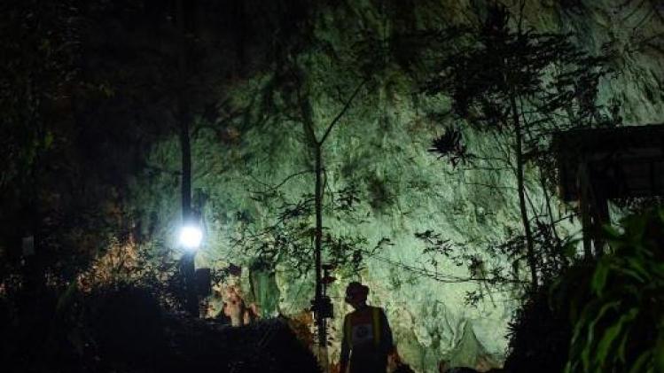 Vermiste voetballers en coach levend teruggevonden in Thaise grot