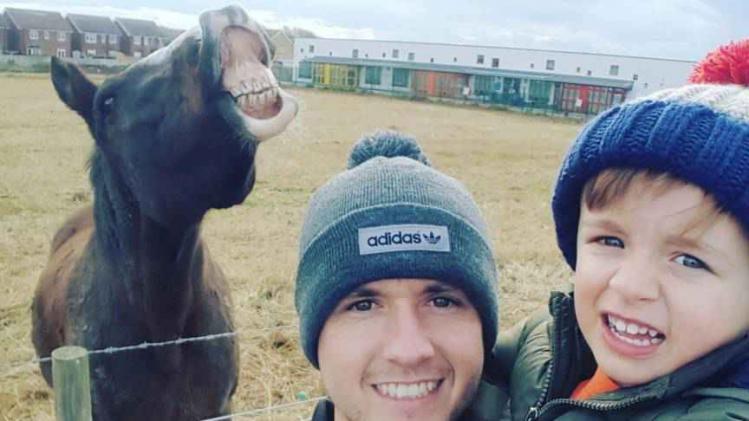 Vakantie in het water door selfie met lachend paard