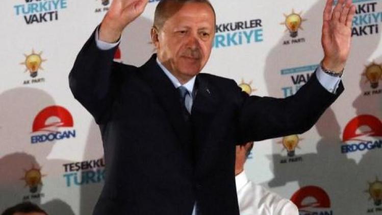 Erdogan volgens definitieve resultaten herverkozen met 52
