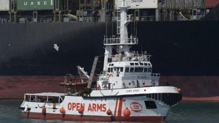 Reddingsschip Open Arms met 60 migranten aan boord aangekomen in Barcelona