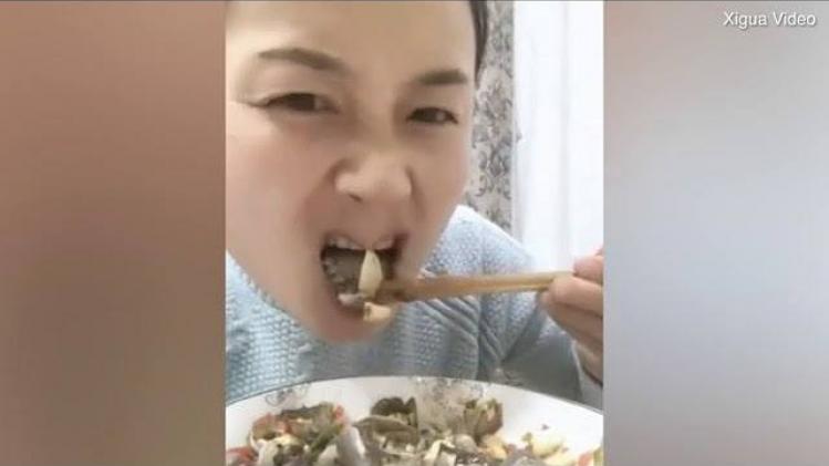 VIDEO. Hilarisch. Vrouw wil krab opeten maar wordt gebeten