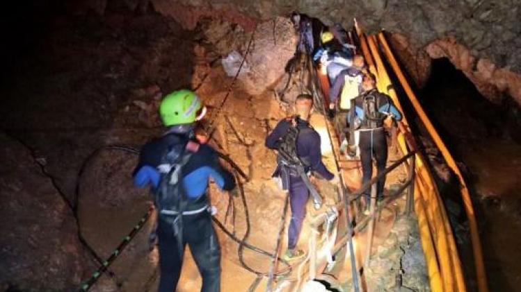 Reddingswerkers boren gaten in bergwand Thaise grot om kinderen vanuit de hoogte te bereiken