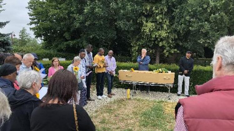 Onder bus om het leven gekomen migrant begraven in Sint-Agatha-Berchem