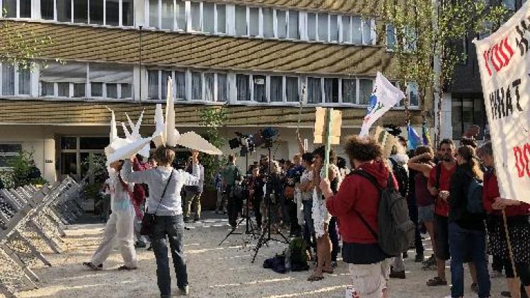 Betogers fluiten regeringsleiders uit bij aankomst Jubelpark