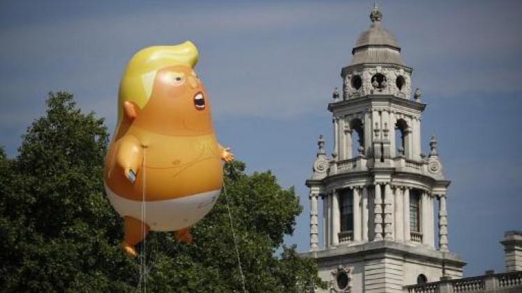 Reusachtige baby-Trump zweeft boven Londen