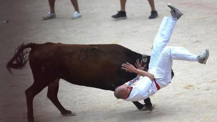 Man bij stierenloop in Pamplona in oksel gespiest