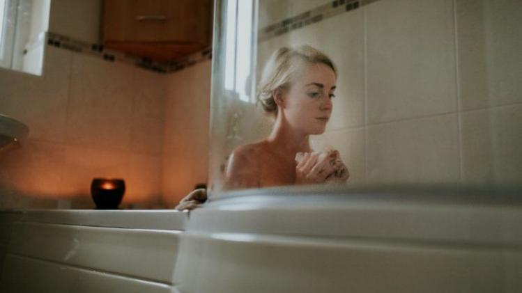 Vrouw neemt relaxerend bad, tot ze ineens overal maden ziet rondkruipen