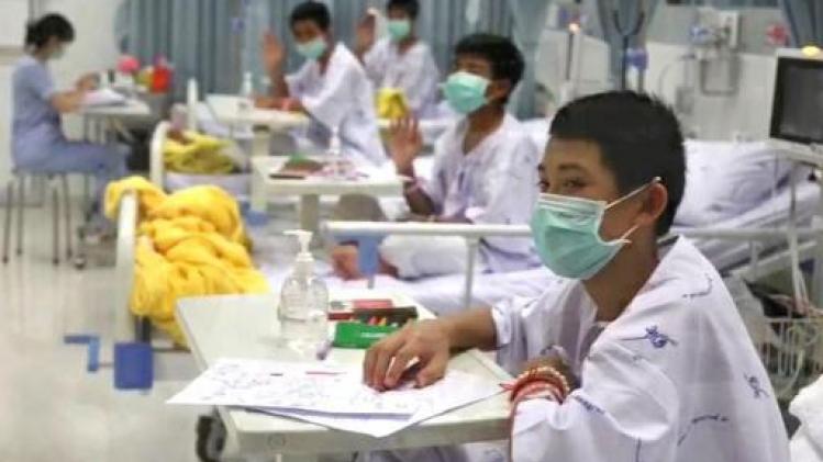 Uit grot geredde Thaise voetballertjes verlaten ziekenhuis