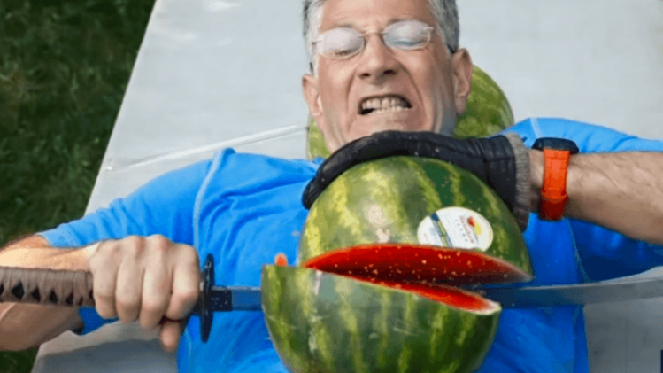 Amerikaan vestigt wereldrecord meeste watermeloenen snijden op eigen buik
