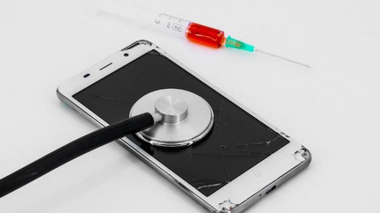 Waar is de tijd dat we allemaal een baksteen hadden om mee te bellen, en je telefoon nooit kapot ging? Tegenwoordig heeft iedereen een smartphone, en die durven sneller dienst te weigeren. Met deze vijf tips is je gsm een langer leven beschoren.