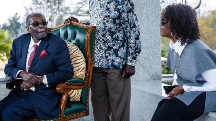 Grace Mugabe maakt oppositiegebaar aan stembureau
