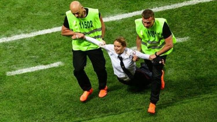 WK 2018 - Pussy Riot-activistes die veld bestormden in WK-finale direct na vrijlating weer cel in