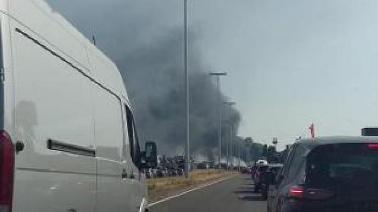 A12 afgesloten door hevige brand bij autohandel
