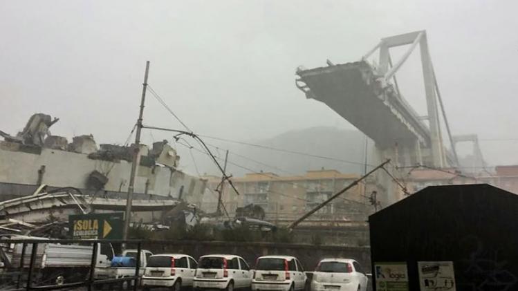 Snelwegbrug ingestort bij Genua: "Minstens tien doden"