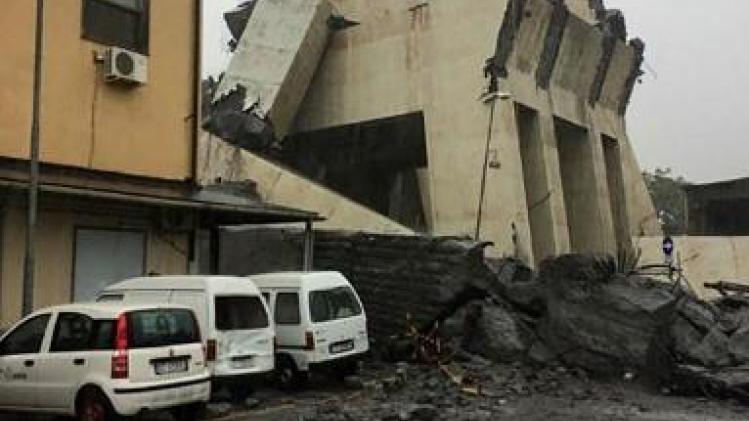 Huizen geraakt onder ingestorte snelwegbrug in Genua