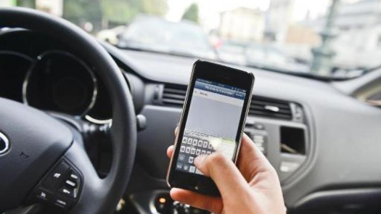 Smartphonebril simuleert afleiding door mobiele telefoon tijdens rijden